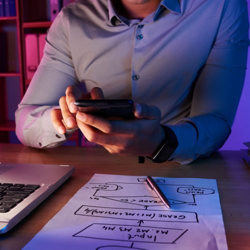 Un entrepreneur digital en pleine planification de sa stratégie marketing, entre innovation et action.